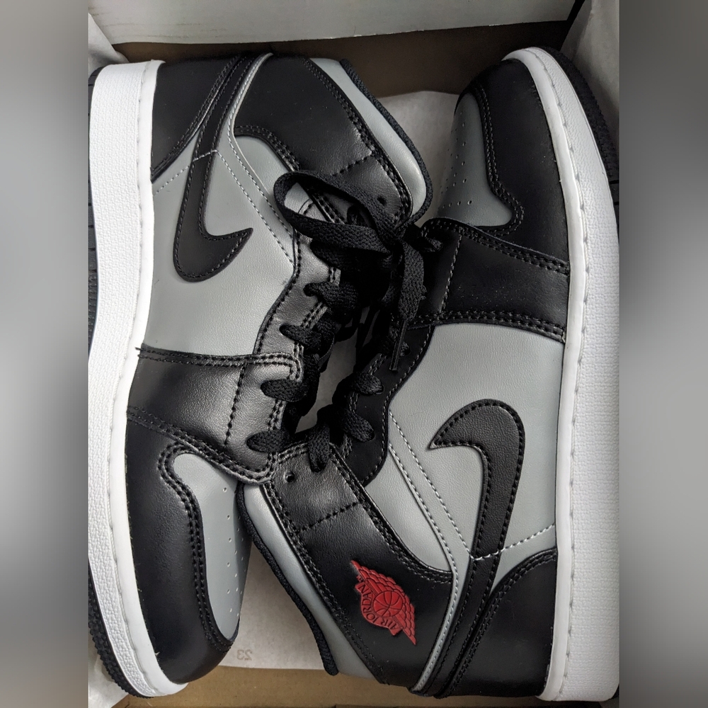 Jordan 1 Mid Shadow Older Kids' shoes